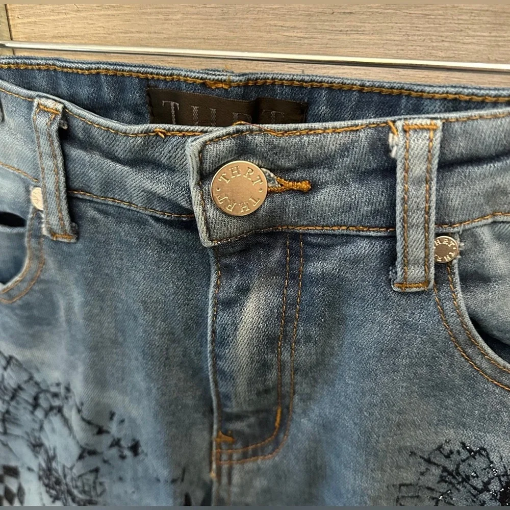 THRT‎ Jeans Graphic Design Ripped Knee Good Condition